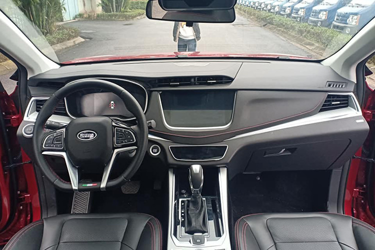 Nội thất bọc da với các đường nét kim loại tạo độ tương phản, vô lăng 3 chấu vát đáy kèm logo cờ Ý khá thể thao, đồng hồ kỹ thuật số, cửa sổ trời toàn cảnh, 10 túi khí, camera 360 độ, ghế lái chỉnh điện 6 hướng, ghế phụ chỉnh cơ, màn hình trung tâm giải trí cũng như khu vực điều khiển đều là cảm ứng sử dụng phần mềm của hãng Shineray.