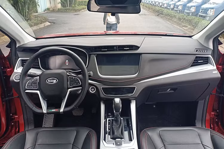 Nội thất bọc da với các đường nét kim loại tạo độ tương phản, vô lăng 3 chấu vát đáy kèm logo cờ Ý khá thể thao, đồng hồ kỹ thuật số, cửa sổ trời toàn cảnh, 10 túi khí, camera 360 độ, ghế lái chỉnh điện 6 hướng, ghế phụ chỉnh cơ, màn hình trung tâm giải trí cũng như khu vực điều khiển đều là cảm ứng sử dụng phần mềm của hãng Shineray.