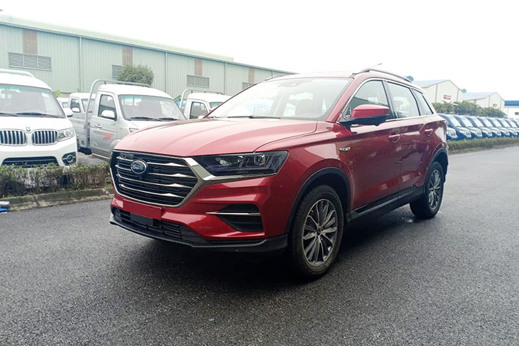 Nắm bắt được nhu cầu mua xe đẹp nhưng sở hữu mức giá rẻ, mới đây lại thêm một sản phẩm của thương hiệu xe ôtô Trung Quốc tiếp tục được đưa về Việt Nam - đó chính là mẫu xe SUV SWM G01 mới có thiết kế khá bắt mắt với những đường nét thiết kế khá giống với xe sang Audi.