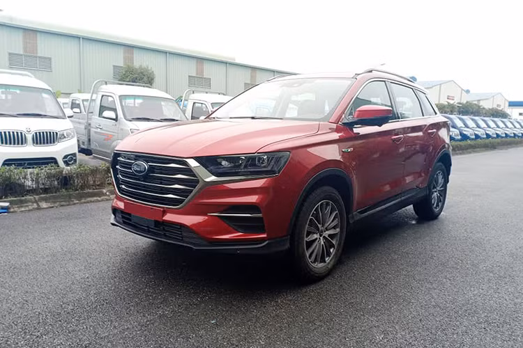 Nắm bắt được nhu cầu mua xe đẹp nhưng sở hữu mức giá rẻ, mới đây lại thêm một sản phẩm của thương hiệu xe ôtô Trung Quốc tiếp tục được đưa về Việt Nam - đó chính là mẫu xe SUV SWM G01 mới có thiết kế khá bắt mắt với những đường nét thiết kế khá giống với xe sang Audi.