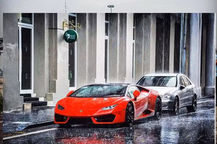 Siêu xe Lamborghini Huracan LP580-2 màu đỏ phân phối chính hãng có giá 16,5 tỷ đồng khi mới về thị trường Việt Nam cũng từng qua tay Bảo Hưng.