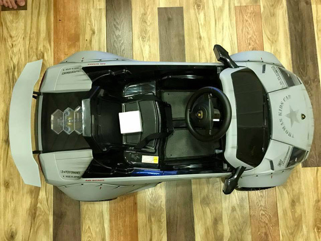 Bên trong khoang lái chiếc Lamborghini Murcielago phiên bản độ Liberty Walk dành cho trẻ em chỉ được trang bị đơn giản với ghế ngồi dành cho người lái, vô-lăng có logo "bò mộng" cần số chỉ có 2 chức năng là tiến và lùi, cuối cùng là trang bị chân ga cho siêu xe.