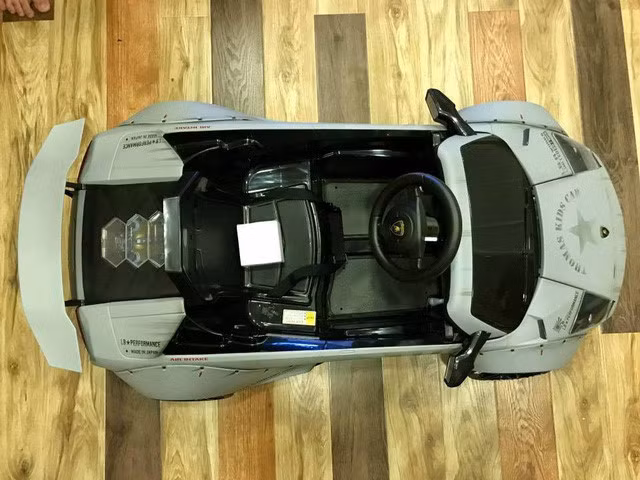 Bên trong khoang lái chiếc Lamborghini Murcielago phiên bản độ Liberty Walk dành cho trẻ em chỉ được trang bị đơn giản với ghế ngồi dành cho người lái, vô-lăng có logo "bò mộng" cần số chỉ có 2 chức năng là tiến và lùi, cuối cùng là trang bị chân ga cho siêu xe.