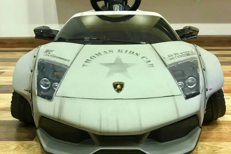 Thực chất những chiếc siêu xe Lamborghini hay Ferrari phiên bản dành cho trẻ em không thiếu tại thị trường Việt Nam, tuy nhiên, đây là chiếc mang gói độ Liberty Walk xuất hiện đầu tiên. Có thể thấy, Liberty Walk là 1 trong những hãng độ siêu xe hiếm hoi không chỉ phục vụ cho các ông bố đam mê độ siêu xe mà còn chăm sóc cả "thế hệ F1".