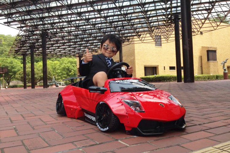 Các chi tiết còn lại như la-zăng 5 chấu kép và cánh lướt gió phía sau gợi nhớ đến bản giới hạn Murcielago LP670-4 SV, lốp xe với những dòng chữ màu trắng cũng tạo điểm nhấn cho mẫu siêu xe dành cho trẻ em này. Chiếc xe này sử dụng một động cơ điện và có tốc độ tối đa khoảng 10 km/h.