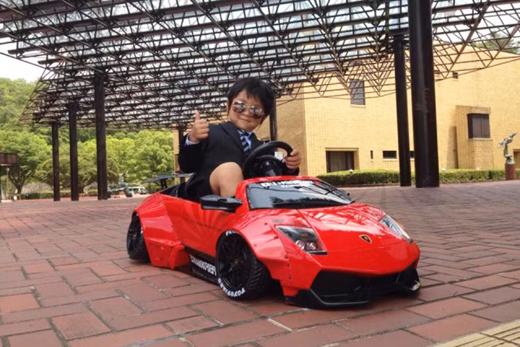 Các chi tiết còn lại như la-zăng 5 chấu kép và cánh lướt gió phía sau gợi nhớ đến bản giới hạn Murcielago LP670-4 SV, lốp xe với những dòng chữ màu trắng cũng tạo điểm nhấn cho mẫu siêu xe dành cho trẻ em này. Chiếc xe này sử dụng một động cơ điện và có tốc độ tối đa khoảng 10 km/h.