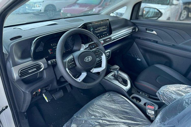 Khoang nội thất rộng rãi. Ghế ngồi bọc da kết hợp với đường chỉ đỏ và sắp xếp thành 3 hàng ghế. Bảng đồng hồ kỹ thuật số có phần viền tinh chỉnh gọn gàng hơn, tính năng tự động giữ phanh tạm thời Auto Hold mới và phanh tay điện tử. Xe tích hợp thêm phanh đĩa sau và cảm biến va chạm trước mới.