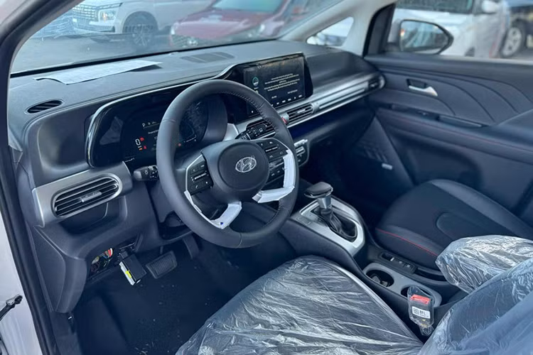Khoang nội thất rộng rãi. Ghế ngồi bọc da kết hợp với đường chỉ đỏ và sắp xếp thành 3 hàng ghế. Bảng đồng hồ kỹ thuật số có phần viền tinh chỉnh gọn gàng hơn, tính năng tự động giữ phanh tạm thời Auto Hold mới và phanh tay điện tử. Xe tích hợp thêm phanh đĩa sau và cảm biến va chạm trước mới.