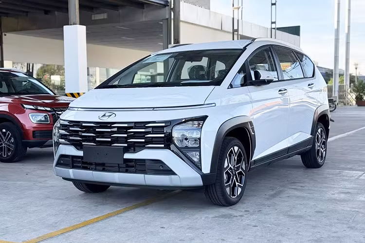 Hyundai Stargazer 2024 là xe nhập khẩu nguyên chiếc từ Indonesia. Khách mua xe Hyundai Stargazer 2024 có 7 lựa chọn về màu sắc ngoại thất gồm trắng, đỏ, đen, bạc, xám ánh kim, trắng mờ và vàng mờ. Trong đó màu trắng mờ và vàng mờ đắt hơn 3 triệu đồng so với bản khác.
