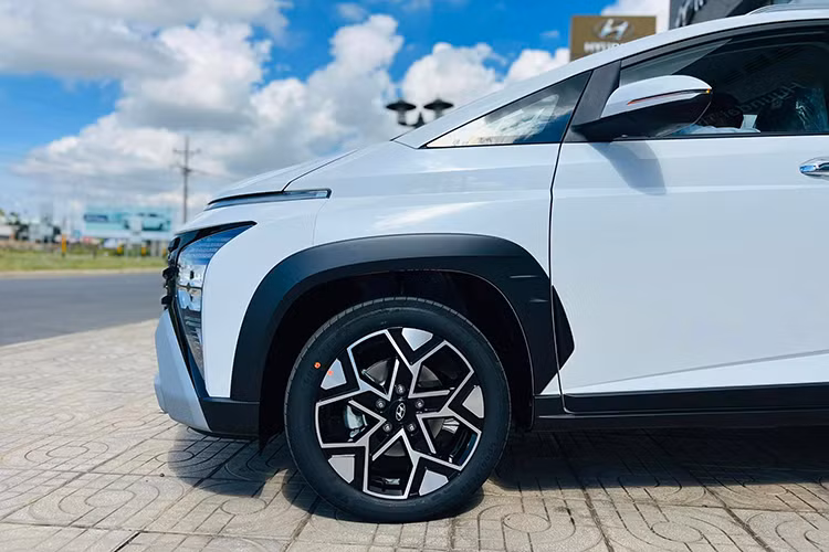 Sau khi bổ sung thêm biên bản mới, bảng giá xe Hyundai Stargazer 2024 hiện có 3 lựa chọn gồm: Tiêu chuẩn, X và X Cao cấp. Trong đó, bản Tiêu chuẩn là phiên bản cũ, được giới thiệu với khách Việt vào năm 2023 và vẫn được duy trì trong đội hình sản phẩm của Hyundai cho đến ngày nay. Hai phiên bản X và X Cao cấp thuộc mẫu mới.