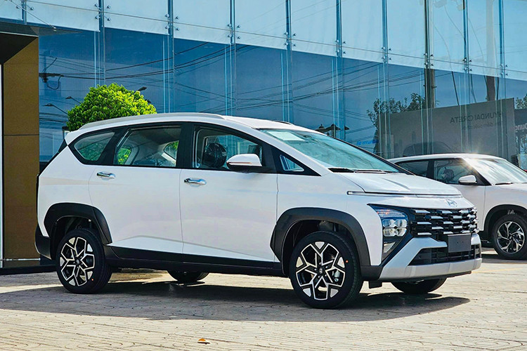 So với bản Tiêu chuẩn, Hyundai Stargazer X tạo sự khác biệt ở lưới tản nhiệt, nắp ca-pô, cản trước, hốc bánh, vành la-zăng, cản sau và cánh gió mui. Kích thước của xe cũng gia tăng đáng kể khi dài hơn 35 mm. Khoảng sáng gầm xe cũng tăng lên 15 mm, đạt mốc tối đa 200 mm.