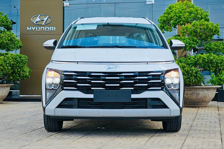 Ra mắt thị trường ôtô Việt vào ngày 17/4/2024, đến nay những chiếc xe MPV Hyundai Stargazer X 2024 giá rẻ đầu tiên đã có mặt tại đại lý để chuẩn bị bàn giao đến tay khách hàng.