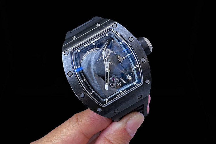 Phan Công Khanh từng chia sẻ hình ảnh "hắc mã" Richard Mille RM 52-02 Black Horse Tourbillon Qatari Exclusive trên tay của mình và cầm lái rất nhiều siêu xe triệu đô, trong số này, có 1 chiếc xe Ferrari màu đỏ làm nền để bật sáng sự đẳng cấp, tinh hoa công nghệ và tất nhiên, giá trị cho cổ máy thời gian này.