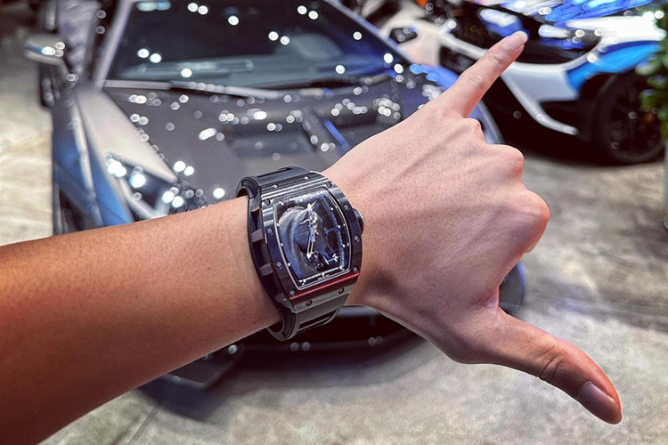 Trong số này, chúng tôi đặc biệt ấn tượng với 1 chiếc siêu đồng hồ Richard Mille đắt hơn siêu xe. Nó sở hữu tông màu đen, từ dây cao su, núm vặn, viền đồng hồ đến hình ảnh con ngựa cũng là màu tối.
