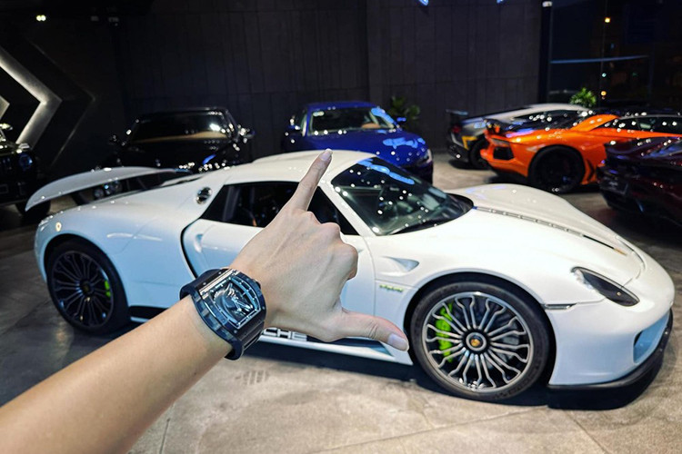 Trên trang cá nhân của mình, ngoài việc chia sẻ các triết lý cuộc sống, chụp ảnh cùng các siêu xe triệu đô, Phan Công Khanh còn rất hay khoe trên tay các cổ máy thời gian có giá từ vài trăm triệu đồng cho đến vài triệu đô la đến từ nhiều hãng như Patek Philippe, Richard Mille, Rolex, Audemars Piguet, trong đó, thương hiệu RM đặc biệt được Khanh "Supper" chia sẻ dày đặc.