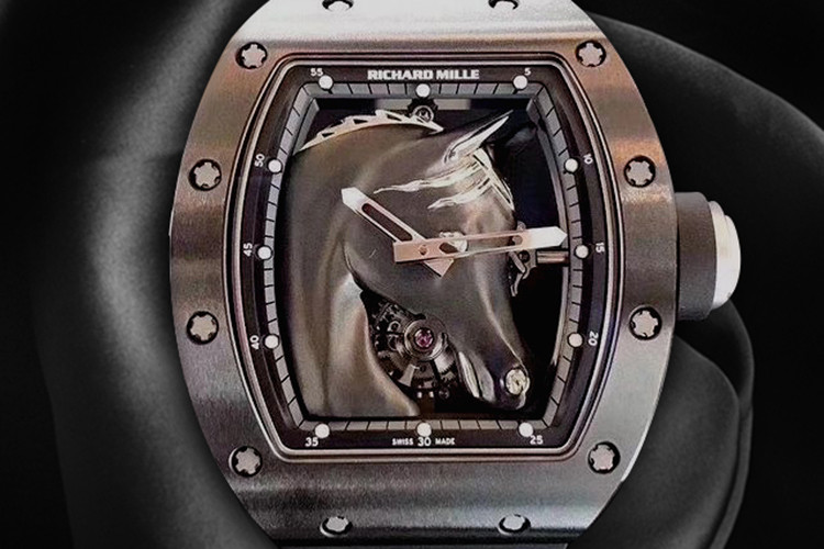 Bên cạnh đó, còn có bức ảnh Phan Công Khanh khoe Richard Mille RM 52-02 Black Horse Tourbillon Qatari Exclusive cùng siêu xe triệu đô Porsche 918 Spyde tại showroom của mình.