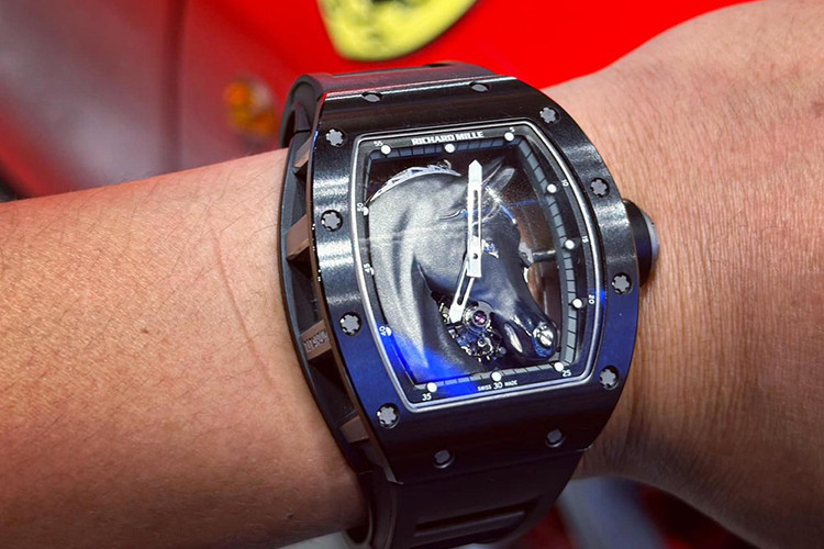 Quá trình tìm hiểu chúng tôi được biết, đây là mẫu Richard Mille RM 52-02 Black Horse Tourbillon triệu đô đình đám, hơn thế nữa đây còn là bản Qatari Exclusive, chỉ dành cho các dân chơi Trung Đông và sản xuất đúng 5 chiếc trên toàn thế giới.