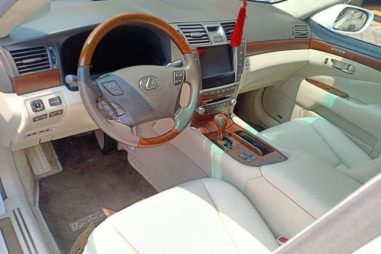 Theo giới thiệu của chủ xe, chiếc sedan hạng sang Lexus LS 460L sản xuất 2010 này không đâm đụng, không thủy kích, không bổ máy và đặc biệt keo chỉ vẫn nguyên vẹn. Xe thuộc bản L nên có kích thước dài hơn bản thường, cho không gian ngồi thoải mái và rộng rãi hơn hẳn.