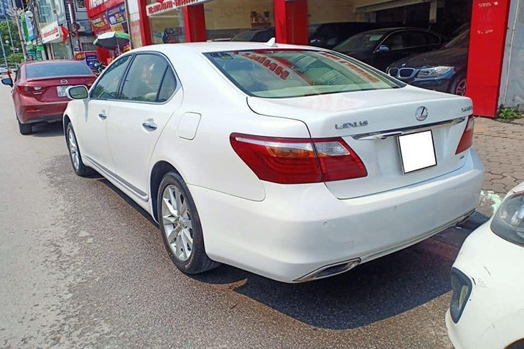 Mặc dù qua khoảng 10 năm sử dụng nhưng chiếc sedan hạng sang cao cấp Lexus này vẫn được rao bán với giá hơn 1,5 tỷ đồng, tương đương hay thậm chí còn đắt hơn Toyota Camry mới. Như vậy, theo tính toán, cho với thời điểm hiện tại, mẫu xe này chỉ giữ được khoảng 20% giá trị.