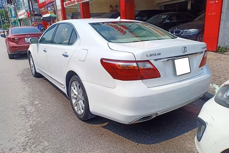Mặc dù qua khoảng 10 năm sử dụng nhưng chiếc sedan hạng sang cao cấp Lexus này vẫn được rao bán với giá hơn 1,5 tỷ đồng, tương đương hay thậm chí còn đắt hơn Toyota Camry mới. Như vậy, theo tính toán, cho với thời điểm hiện tại, mẫu xe này chỉ giữ được khoảng 20% giá trị.