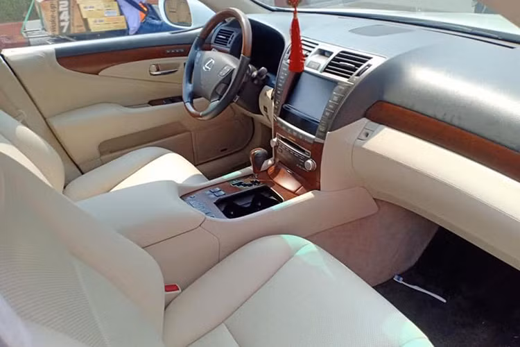 Về trang bị bên trong, xe sở hữu nhiều option nhiều hơn so bản thường cùng đời bao gồm 4 cửa hít, cốp điện, 4 ghế chỉnh điện có sưởi, điều hoà tự động 2 vùng độc lập, gương kính chỉnh điện tự động, chìa khóa thông minh, màn hình DVD kèm 19 loa Mark Levinson cao cấp, radio AM - FM và cảm biến quanh xe…