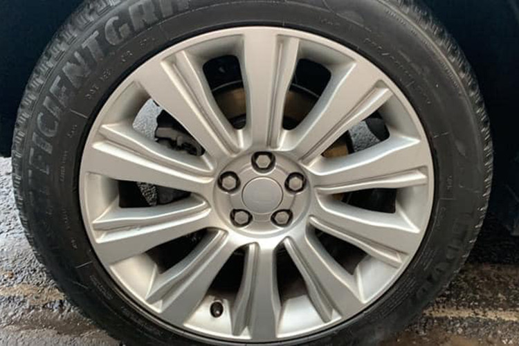 Dù đã trải qua 11 năm sử dụng nhưng chiếc Lexus LS 460L đời 2010 này được chủ xe rao bán vẫn sở hữu ngoại hình khá “mượt”, thậm chí so với các đối thủ cùng phân khúc nó còn được đánh giá là đẹp, giữ dáng và bền màu hơn...