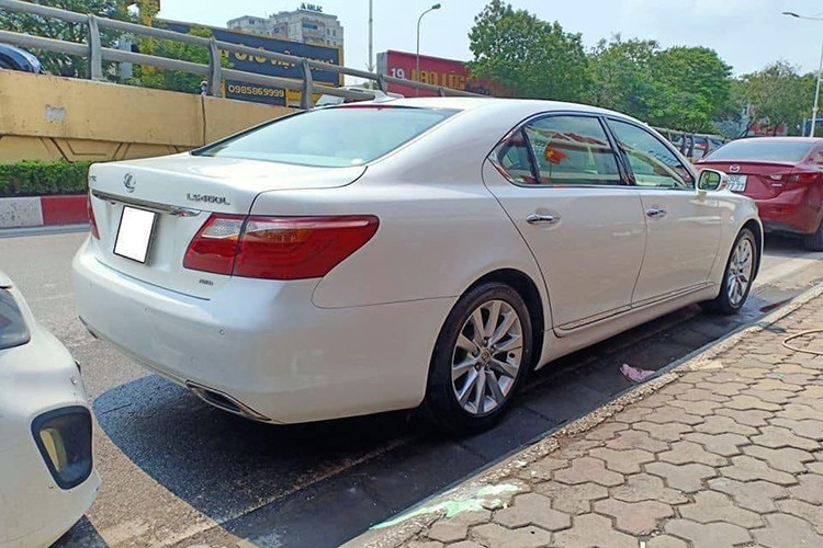 Ở phiên bản 2010, xe vẫn sử dụng khối động cơ xăng V8 4,6 lít, công suất 357 mã lực @ 6.400 vòng / phút (380 mã lực trên phiên bản L), 500nm @ 4.100 vòng / phút. Dù dung tích thấp hơn nhưng cnó vẫn được đánh giá “ngang cơ” so với động cơ 5,5 lít V8 của Mercedes. Đây cũng là mẫu đầu tiên của Lexus thời điểm đó sở hữu hộp tự động 8 cấp so với S-class của Mercedes lắp hộp số 7G-Tronic.