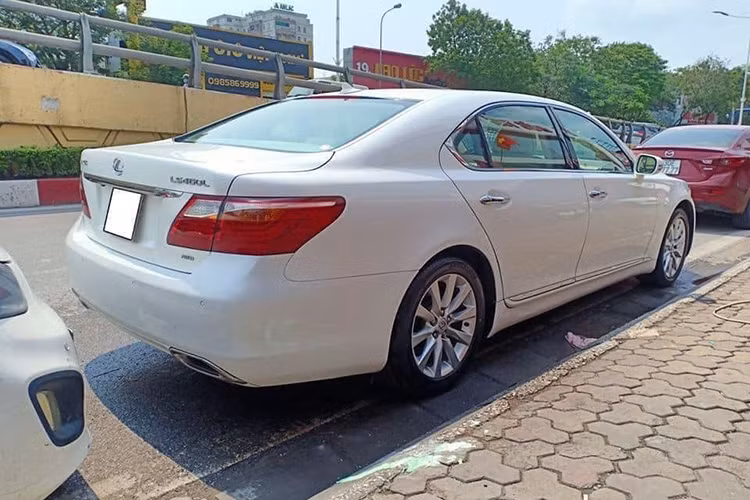 Ở phiên bản 2010, xe vẫn sử dụng khối động cơ xăng V8 4,6 lít, công suất 357 mã lực @ 6.400 vòng / phút (380 mã lực trên phiên bản L), 500nm @ 4.100 vòng / phút. Dù dung tích thấp hơn nhưng cnó vẫn được đánh giá “ngang cơ” so với động cơ 5,5 lít V8 của Mercedes. Đây cũng là mẫu đầu tiên của Lexus thời điểm đó sở hữu hộp tự động 8 cấp so với S-class của Mercedes lắp hộp số 7G-Tronic.