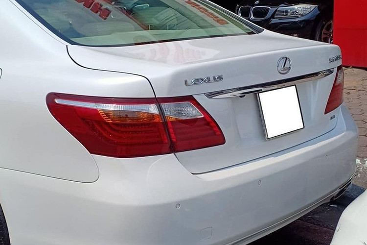 So với các đối thủ đến từ Đức như BMW 7-Series, Audi A8L hay Mercedes-Benz S-Class với khả năng thanh khoản chỉ dưới 1 tỷ đồng cùng đời, Lexus LS 460L đời 2010 này có khả năng giữ giá hơn hẳn.
