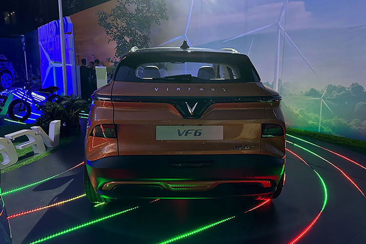 Bên dưới khu vực lắp biển số xe là hệ thống radar, nằm trong gói công nghệ an toàn cao cấp sẽ được trang bị trên VF6. Cột C được nối liền với kính xe đằng sau bằng dải kính đen và chi tiết mạ chrome. Bộ mâm xe dạng phay bóng, kết hợp với vòm lốp là nhựa cứng màu đen. Cụm đèn hậu LED cũng vẫn mang thiết kế chữ V liền mạch giống các sản phẩm khác của VinFast hiện nay.