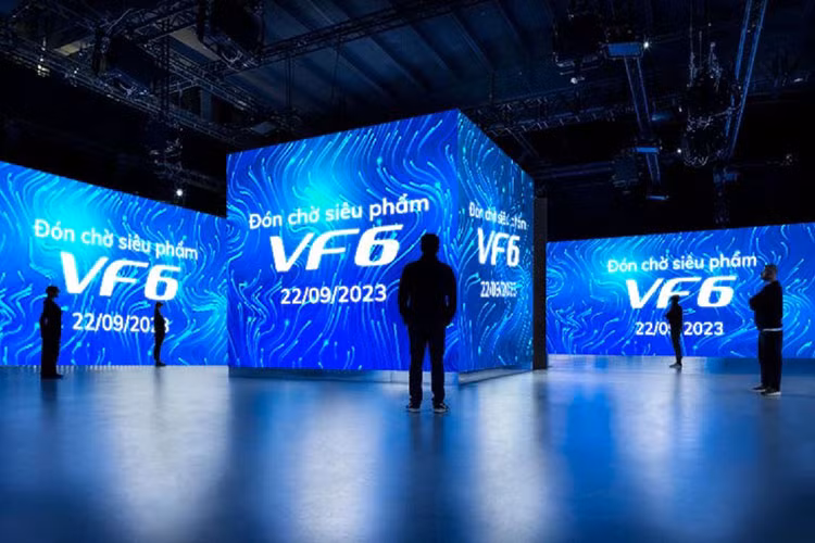 Theo thông tin từ hãng xe Việt, VinFast VF6 bản thương mại sẽ được ra mắt vào ngày 22/9. Trước đó, nguyên mẫu của mẫu SUV thuần điện nhỏ gọn này đã được giới thiệu tới công chúng thông qua sự kiện “VinFast – Vì tương lai xanh” tại 11 tỉnh thành trong vòng 72 ngày (từ ngày 7/7 – 17/9/2023).