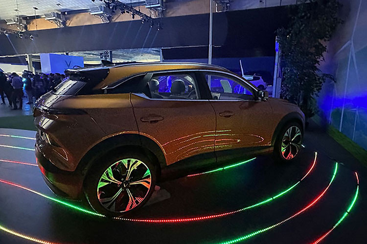 Mẫu xe SUV điện Vinfast VF6 tại Việt Nam được xem là lựa chọn hấp dẫn dành cho những người tìm kiếm mẫu xe điện gầm cao nhỏ gọn nhưng vẫn được trải nghiệm công nghệ tiên tiến. VF6 được định vị phân khúc CUV-B hot nhất hiện nay, cạnh tranh cùng các đối thủ như Hyundai Creta và Kia Seltos. Phần đầu xe vẫn là dải đèn LED hình chữ V đặc trưng.