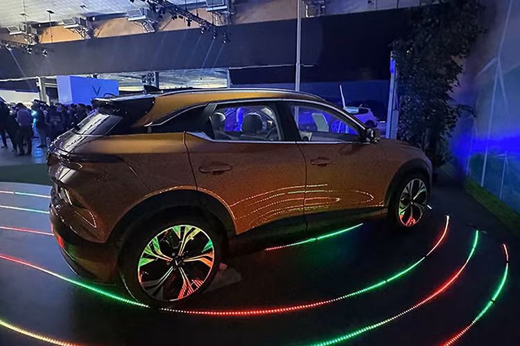 Mẫu xe SUV điện Vinfast VF6 tại Việt Nam được xem là lựa chọn hấp dẫn dành cho những người tìm kiếm mẫu xe điện gầm cao nhỏ gọn nhưng vẫn được trải nghiệm công nghệ tiên tiến. VF6 được định vị phân khúc CUV-B hot nhất hiện nay, cạnh tranh cùng các đối thủ như Hyundai Creta và Kia Seltos. Phần đầu xe vẫn là dải đèn LED hình chữ V đặc trưng.