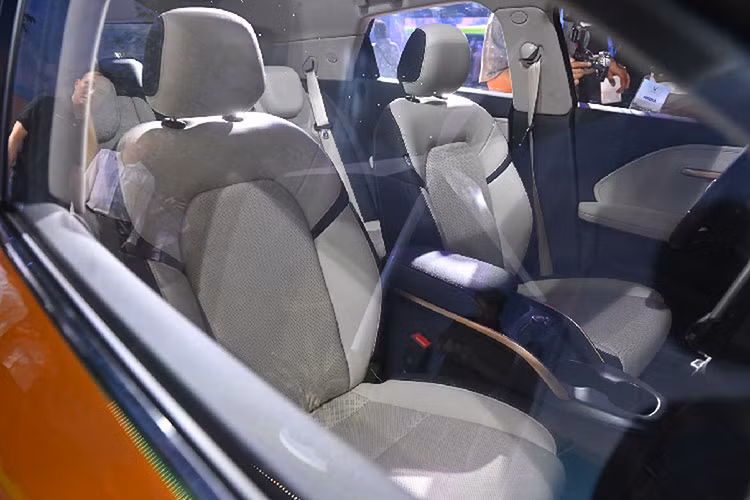 Đáng tiếc, thông số kỹ thuật cho bản VF6 tại Việt Nam vẫn chưa được hé lộ nhưng dựa theo thông tin trước đó, xe sẽ có 2 bản Eco và Plus với tầm hoạt động lên đến 400km. Cụ thể, VF6 Eco có quãng đường di chuyển tối đa cho một lần sạc đầy mục tiêu là 248 dặm - 399 km (theo chuẩn WLTP), công suất tối đa 130kW kết hợp với mô-men xoắn cực đại 250Nm.