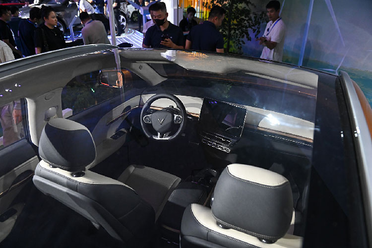 Nội thất của VinFast VF6 nổi bật với màn hình trung tâm cỡ lớn tương tự VF8, vô-lăng D-Cut hiện đại. Đáng chú ý, xe được trang bị nút bấm chuyển số nhưng thay vì đặt vào khu vực “yên ngựa” phân tách hàng ghế đầu mà lại được chuyển thành các phím đặt dưới cửa gió điều hòa ở khu vực trung tâm.