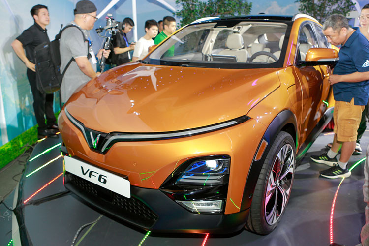 Vinfast VF6 2024 mới mang phong cách cá tính và tinh tế do nhà thiết kế nổi tiếng thế giới Torino Design chắp bút cùng VinFast. Như các "đàn anh" VF8 và VF9, mẫu xe điện cỡ nhỏ mang phong cách cá tính và tinh tế bên ngoài cùng trải nghiệm công nghệ tiên tiến hiện đại bên trong.