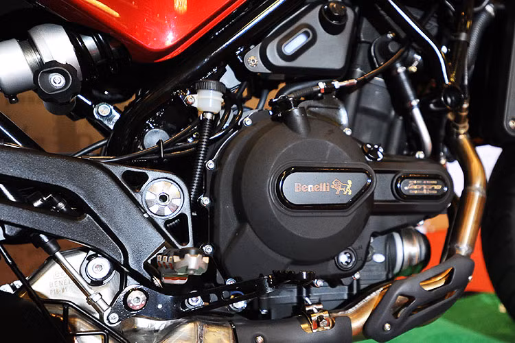 Theo đại diện hãng xe máy Benelli tại Việt Nam cho hay, khối động cơ này tạo ra công suất tối đa 48 mã lực tại vòng tua máy 8.500 vòng/phút và mô-men xoắn cực đại 45 Nm tại vòng tua máy 4.500 vòng/phút. Động cơ nằm trong khung bằng thép ống và kết hợp với hộp số 6 cấp. Trong khi đó, phần đầu hệ thống xả chạy ôm bên dưới động cơ và không hề có tấm chắn bảo vệ.