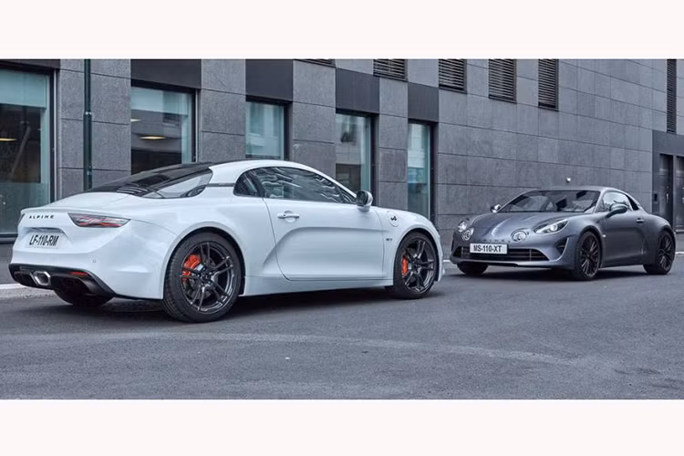 Hiện tại giá xe Alpine A110S mới đã được bán khởi điểm từ 66.500 Euro Pháp (khoảng 1,74 tỷ đồng), đợt giao hàng đầu tiên dự kiến diễn ra vào cuối năm nay. Nó được tập đoàn Renault, thương hiệu mẹ của Alpine xem như một đối thủ cạnh tranh trực tiếp dành cho Porsche Cayman. 