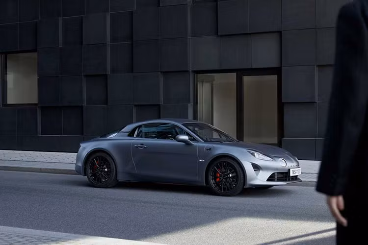 Về ngoại hình, huy hiệu của thương hiệu xe Alpine của Pháp sở hữu màu đen cùng các chi tiết sợi carbon xuất hiện quanh ngoại thất giúp A110S trông thể thao hơn rất nhiều so với "đàn anh" A110 trước đây. 