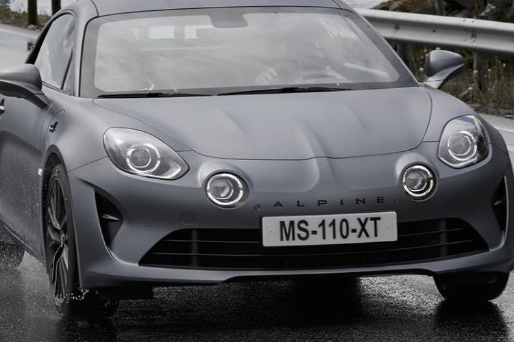 Không chỉ sở hữu thiết kế nhỏ gọn, mẫu xe thể thao Alpine A110S mới còn rất nhẹ với trọng lượng chỉ 1.000 kg. Bí quyết "giảm cân" vẫn dựa trên "người anh em" Alpine A110 nằm ở cấu trúc hoàn toàn bằng nhôm.