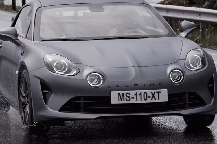 Không chỉ sở hữu thiết kế nhỏ gọn, mẫu xe thể thao Alpine A110S mới còn rất nhẹ với trọng lượng chỉ 1.000 kg. Bí quyết "giảm cân" vẫn dựa trên "người anh em" Alpine A110 nằm ở cấu trúc hoàn toàn bằng nhôm.