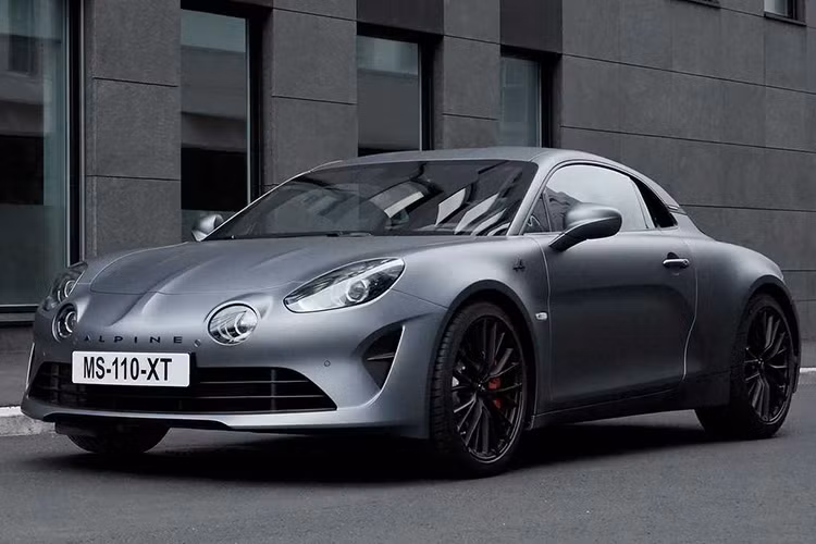 Mẫu xe thể thao Alpine A110S 2020 mới sở hữu một thân xe chỉnh sửa khiêm tốn (dựa trên A110) với các bánh xe GT Race 18 inch sơn màu tối, bọc trong lốp Michelin Pilot Sport 4, đi kèm là hệ thống phanh Brembo và kẹp phanh màu cam, đĩa 320mm.