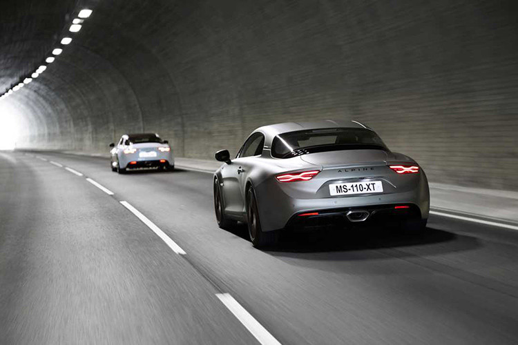 Xe có thể tăng tốc từ 0 - 100 km/h trong 4,4 giây, trước khi cán tốc độ 260 km/h. Bên cạnh động cơ được nâng cấp, A110S cũng được trang bị hệ thống treo tinh chỉnh và lò xo cuộn cứng hơn 50%, thanh chống lật cứng hơn tới 100%, bộ giảm chấn mới và gầm xe giảm 4mm.