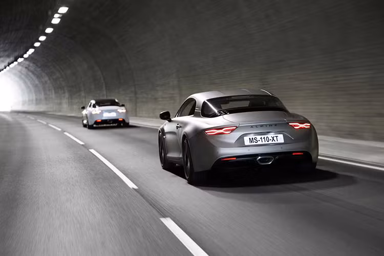 Xe có thể tăng tốc từ 0 - 100 km/h trong 4,4 giây, trước khi cán tốc độ 260 km/h. Bên cạnh động cơ được nâng cấp, A110S cũng được trang bị hệ thống treo tinh chỉnh và lò xo cuộn cứng hơn 50%, thanh chống lật cứng hơn tới 100%, bộ giảm chấn mới và gầm xe giảm 4mm.