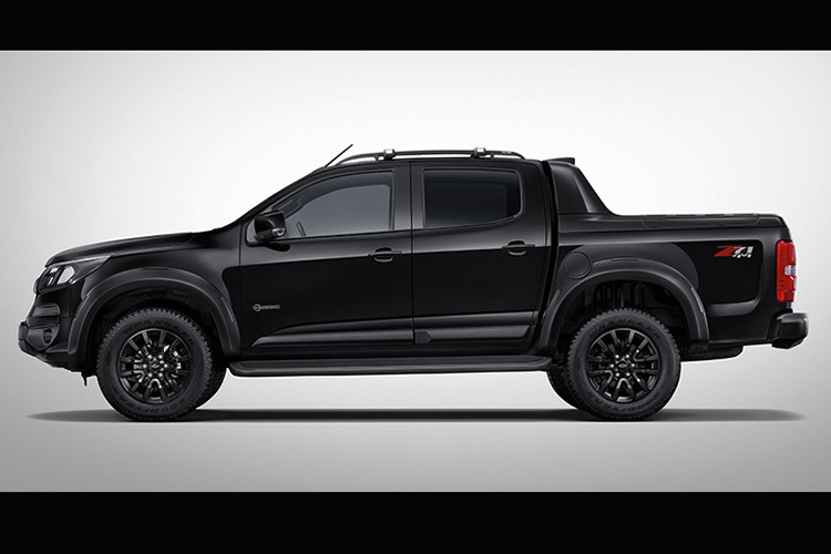 Tại Thái Lan, Chevrolet Colorado Midnight Edition 2019 có 2 phiên bản 1 cầu và 2 cầu. Giá tương ứng của 2 phiên bản này là 1,028 triệu Baht (725,8 triệu đồng) và 1,098 triệu Baht (775,2 triệu đồng). Hãng xe ôtô Chevrolet dự định chỉ sản xuất đúng 100 chiếc Colorado Midnight Edition 2019.