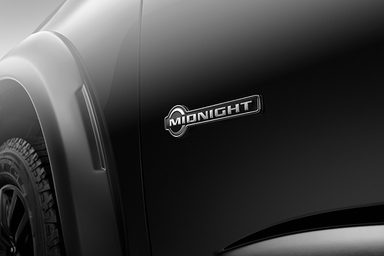 Về an toàn, mẫu xe bán tải Chevrolet Colorado Midnight Edition 2019 có hệ thống chống bó cứng phanh ABS, phân phối lực phanh điện tử EBD, hỗ trợ phanh khẩn cấp, cảnh báo chệch làn đường.