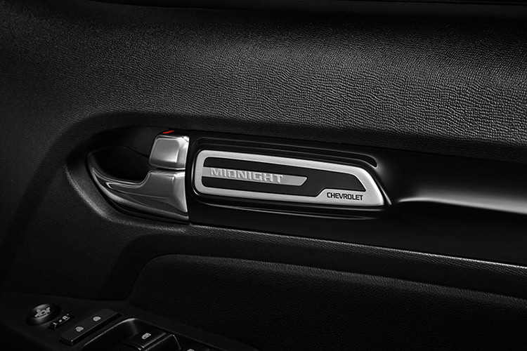 Ngay cả mặt cửa của Chevrolet Colorado phiên bản đặc biệt mới cũng được ốp màu đen với tấm biển có chữ "Midnight" như dấu hiệu nhận biết. Chưa hết, Chevrolet Colorado Midnight Edition 2019 còn có những trang bị nội thất tiêu chuẩn như hệ thống thông tin giải trí MyLink với màn hình cảm ứng 8 inch.