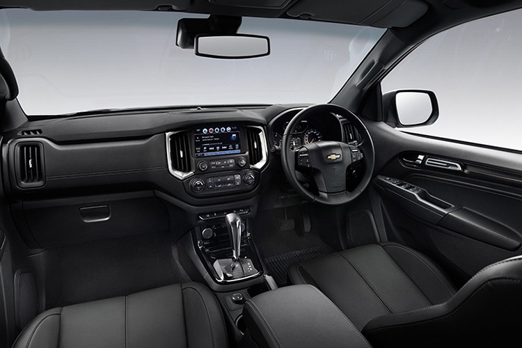 Bên trong nội thất của Chevrolet Colorado Midnight Edition 2019 cũng xuất hiện không gian nội thất màu đen chủ đạo. Xe được trang bị nội thất bọc da, kính chắn gió sau và kính cửa sổ màu đen.