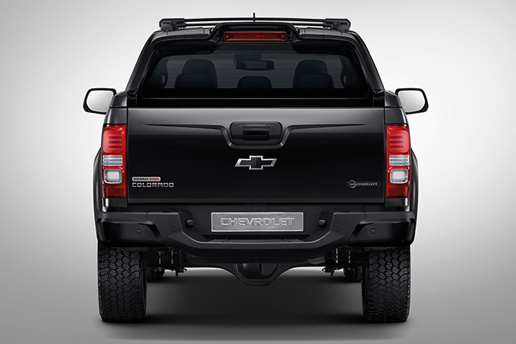 Các trang bị khác cho Chevrolet Colorado Midnight Edition gồm; cảnh bảo va chạm phía trước, cảnh báo thắt dây an toàn, cảm biến áp suất lốp, cảm biến đỗ xe trước/sau, cân bằng điện tử, kiểm soát lực kéo, hỗ trợ khởi hành ngang dốc, hỗ trợ đổ đèo, 2 túi khí trước và 1 túi khí đầu gối.