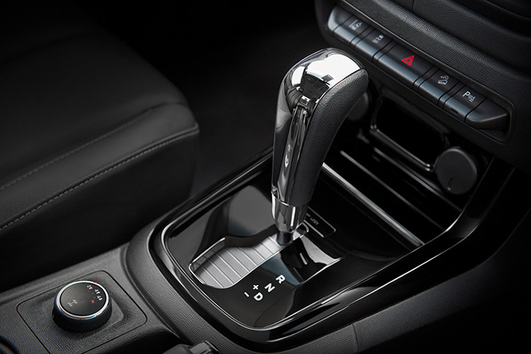 Các tính năng tiện khác gồm; chức năng khởi động máy từ xa, cảm biến nước mưa, hệ thống âm thanh 7 loa, vô lăng tích hợp phím chỉnh âm thanh, điều hòa tự động, hệ thống định vị và ghế lái chỉnh điện 6 hướng.